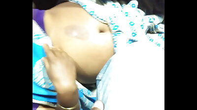 bubbly sexy desi aunty navel show in train