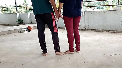 छत पर खड़ी पड़ोसी की सुन्दर बीवी को पटाया और फिर दर्द नाक चोदा XXX Bhabhi Sex