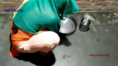 घर की नौकरानी को चोदा मालिक ने जो बस्ती की