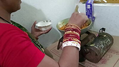 चिकन बना रही मैड को किचन स्टैंड पर चोदा  - साफ़ हिन्दी आवाज मे