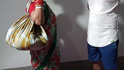 बर्तन बेचने आयी जवान आंटी को जमकर चोदा - साफ हिंदी आवाज में