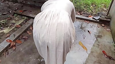 अजनबी पानी पीने अंदर आया और मुझे चोद कर चला गया