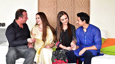 दोस्त को शराब पिलाके उसकी बीवी और अपनी पत्नी दोनों के साथ गुदा मैथुन किया