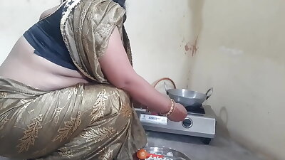 मॉर्निंग में मेड को खाना बनाते टाइम कुतिया बनाकर चोदा XXX maid Fuck