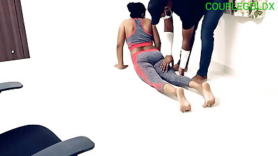 दिव्या ने अपने टीचर से योगा क्लास रूम मे आ रही हैं वहीं पर चुदाई कर डाली