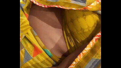 middle aged milf aunty hip show in saree