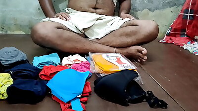 पैंटी खरीदने गही थी तब पैसा नही था तो पैन्टी बेचने वाले  अंकल ने चोदा