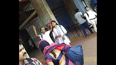 aunty desperate low hip saree show